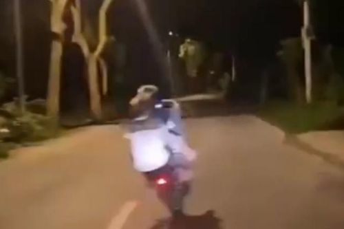 Hai thanh niên bốc đầu xe máy để quay clip và 'cái kết'