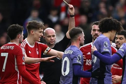 Trọng tài Premier League gây phẫn nộ