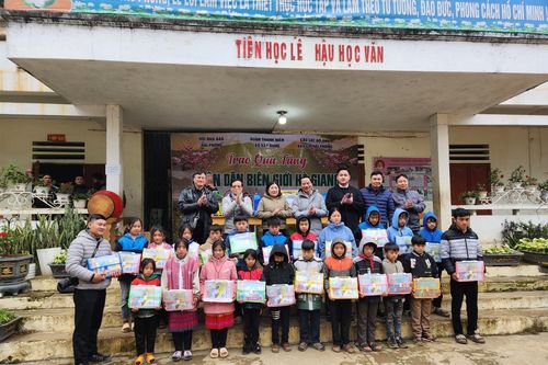 Tặng quà cho học sinh vùng cao Hà Giang