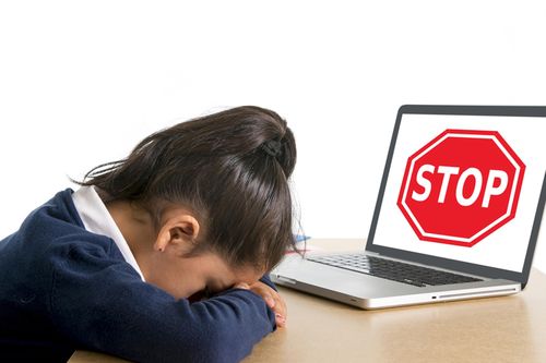 Phải làm gì khi phát hiện con đang bị quấy rối qua mạng?