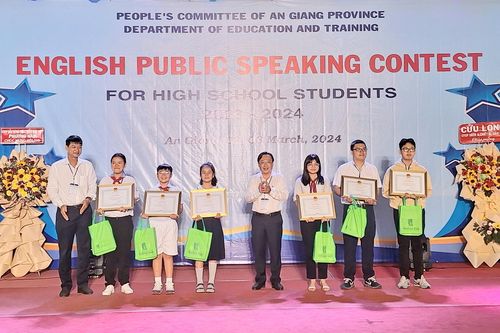 An Giang trao thưởng Hội thi hùng biện tiếng Anh dành cho học sinh phổ thông