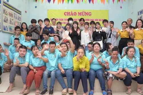 Phu nhân cố Thủ tướng Nhật Bản Abe Shinzo tặng xe lăn cho người khuyết tật tại Đà Nẵng