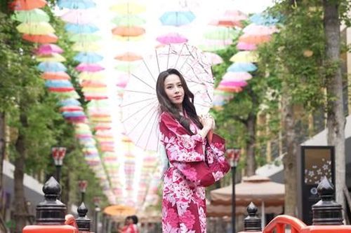Á hậu Ngọc Hằng khám phá không gian hiến máu 'Giọt hồng cội Việt'