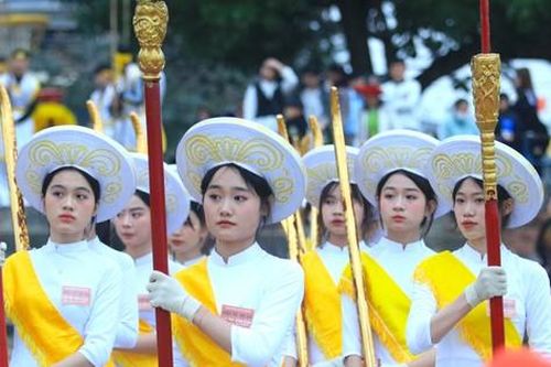 Ấn tượng cảnh 23 thiếu nữ xinh đẹp cầm bảo kiếm rước kiệu ở ngôi đền thiêng nhất xứ Nghệ