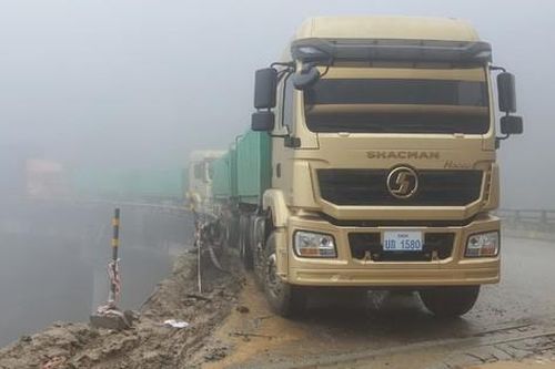 Nhiều tài xế bất an khi đường lên Cửa khẩu Cầu Treo liên tục sạt lở