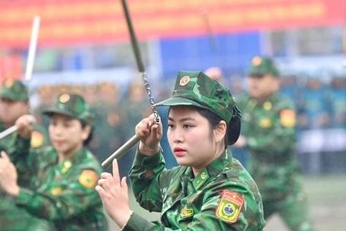 Những nữ chiến sĩ biên phòng xinh đẹp biểu diễn võ thuật, khí công