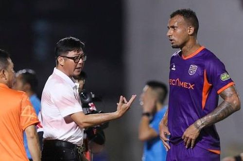 Ngoại binh của CLB Bình Dương bị Lê Huỳnh Đức 'sấy' mạnh sau trận đấu