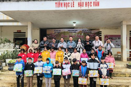 Tặng quà cho thầy trò trường dân tộc bán trú Pải Lủng, Hà Giang