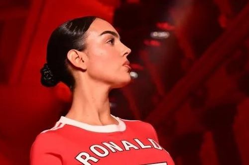 Bạn gái xinh đẹp làm sống lại thời hoàng kim của Ronaldo ở MU