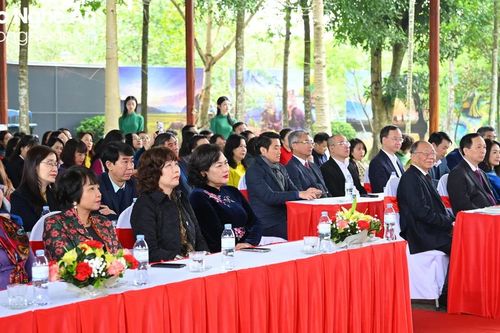Lãnh đạo nữ ngành Ngân hàng học tập tấm gương Hồ Chí Minh trên quê hương Bác