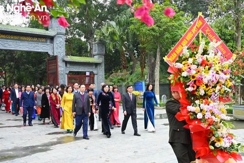 Đoàn đại biểu Ngân hàng Nhà nước Việt Nam dâng hương tại Khu Di tích Quốc gia đặc biệt Kim Liên