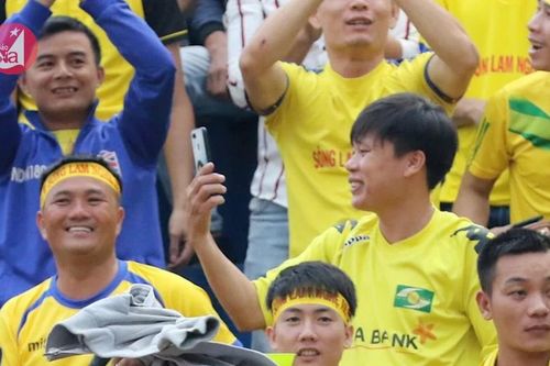 Cổ động viên Sông Lam Nghệ An quyết tâm 'phủ vàng' sân Gò Đậu tại bán kết Giải U19 Quốc gia