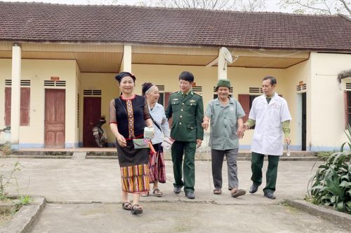Bác sĩ quân hàm xanh tận tụy ở vùng biên Nghệ An