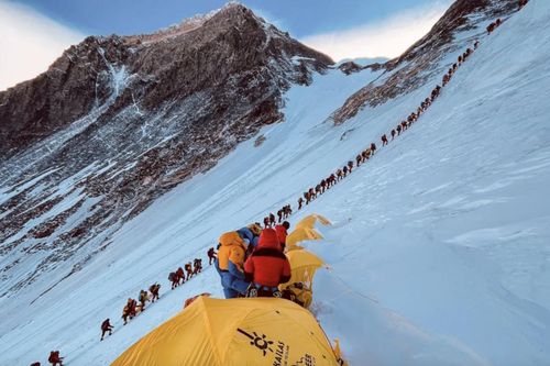 Nepal yêu cầu tất cả những người leo núi Everest phải gắn chip theo dõi