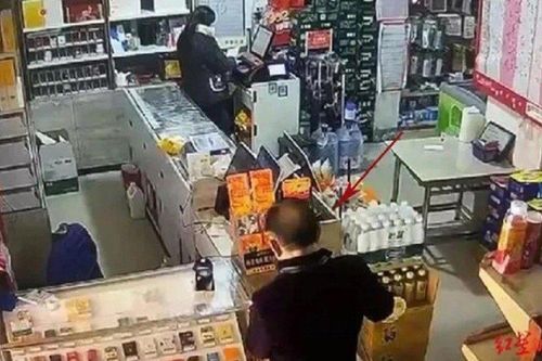 Thấy khách liên tục trúng số,bà chủ xem camera rồi tá hỏa báo cảnh sát