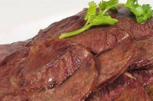 Nấu bò hầm thường có một sai lầm lớn, nếu không có bước này thì chẳng trách thịt bò không mềm và có mùi hôi