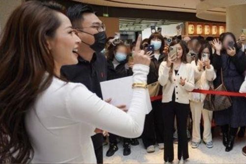 Chi Pu dư sức khiến fan Trung xếp hàng dài, vây kín dù không đi hát
