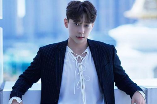 Nam ca sĩ nổi tiếng bất ngờ công khai đã kết hôn, đã có con