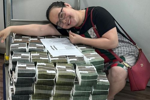 Người phụ nữ tươi rói bên xe đẩy chất hơn 34 tỷ đồng trúng số, tiền chia đều cho anh em trong nhà
