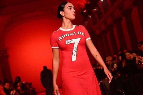 Bạn gái nóng bỏng trình diễn áo biểu tượng của Ronaldo ở Paris