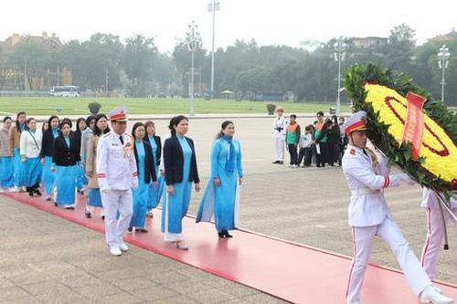 Đoàn đại biểu Hội LHPN Việt Nam viếng Lăng Chủ tịch Hồ Chí Minh, dâng hương tưởng nhớ Đại tướng Võ Nguyên Giáp
