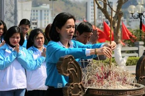 Đoàn công tác Hội LHPN Việt Nam dâng hương tưởng nhớ Bác Hồ và các Anh hùng, Liệt sĩ Nhà tù Sơn La