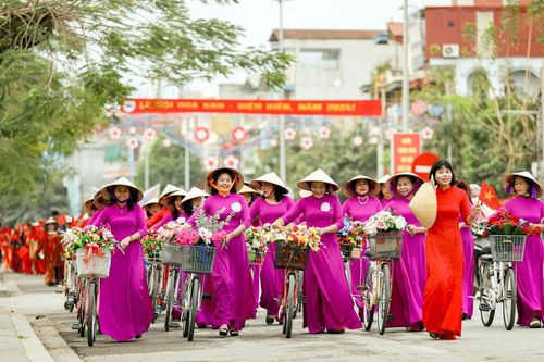 Hàng trăm phụ nữ diễu hành hưởng ứng tuần lễ áo dài