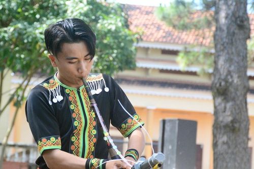 Chàng trai giữ tiếng khèn Mông trên đất cao nguyên
