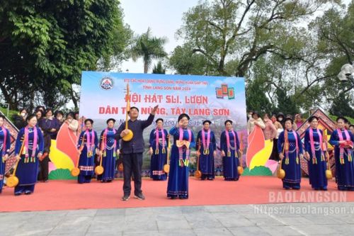 Đông đảo người dân dự Hội hát Sli, lượn dân tộc Nùng, Tày Lạng Sơn