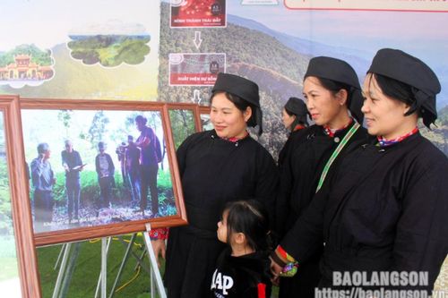 Đông đảo du khách tham quan triển lãm không gian văn hóa – du lịch Lạng Sơn