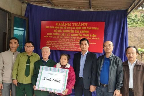 Ngân hàng Vietcombank Chi nhánh Đồng Nai bàn giao 120 triệu đồng tài trợ làm nhà tình nghĩa tại Yên Bái