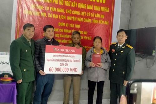 Văn Chấn (Yên Bái): Trao tặng 2 ngôi nhà tình nghĩa quân dân