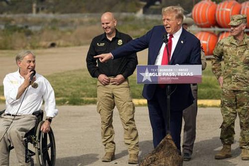 Cựu Tổng thống Trump chọn người liên danh tranh cử