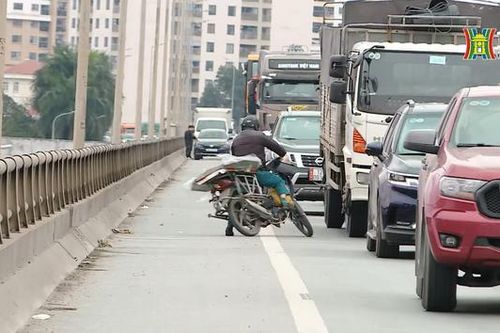 Xử lý nghiêm xe máy đi lên Vành đai 3 trên cao