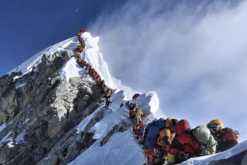 'Đỉnh Everest quá đông đúc, bẩn thỉu'