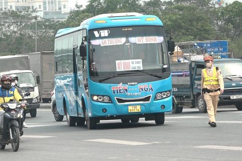 Hà Nội: CSGT mật phục ghi hình xử lý ô tô dừng đỗ, đón trả khách sai quy định