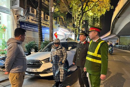 'Dịch vụ' chèo kéo gửi xe quanh khu phố cổ Hà Nội - 'Gốc' vẫn là 'bài toán' trông giữ phương tiện