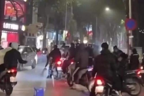 Hà Nội: Điều tra nhóm thanh niên dùng xẻng đánh gục người trên phố Lò Đúc