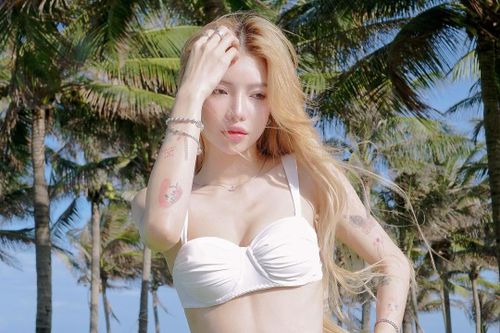 Newsfeed Rate: CiiN khoe dáng với bikini vỏ sò