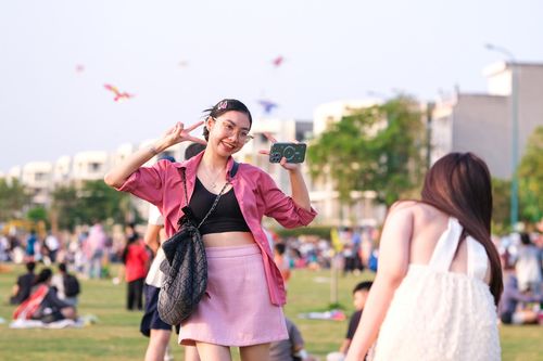 Biển người đổ về bãi thả diều mới đang 'hot' nhất TP.HCM