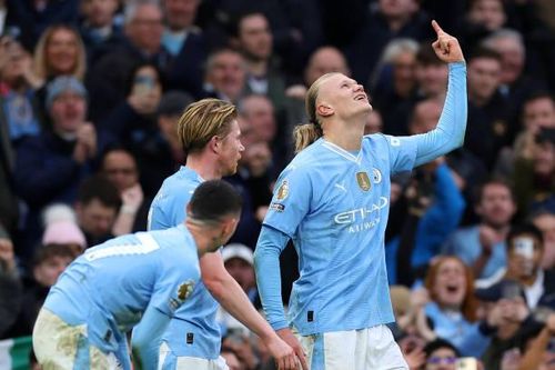 Man City ngược dòng trước MU để bám đuổi Liverpool