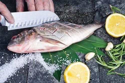 Ngâm cá trong thứ nước này, cá hết mùi tanh