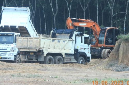 Khai thác đất trái phép chưa có dấu hiệu dừng lại