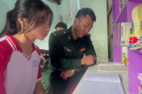 'Con nuôi' của những người lính quân hàm xanh