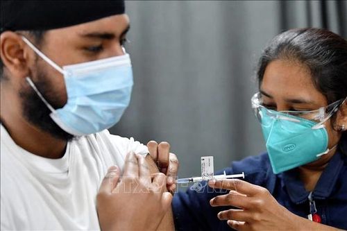 Australia khuyến khích tiêm vaccine Covid-19 liều tăng cường