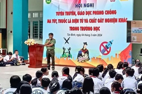 Học sinh tự tin chia sẻ về tác hại của ma túy và thuốc lá điện tử