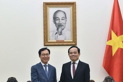 Phó Thủ tướng đề nghị Samsung hỗ trợ Việt Nam đào tạo 50.000 kỹ sư bán dẫn