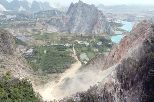 Người dân Hải Phòng chặn xe tải ra vào khu vực nổ mìn khai thác đá