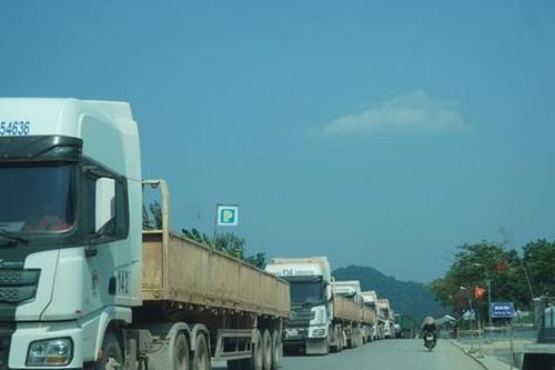 Xe tải gặp sự cố trên đường lên cửa khẩu Cầu Treo, phương tiện ách tắc nối dài