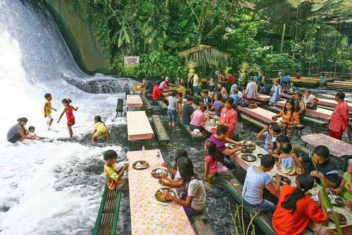 'Độc lạ' nhà hàng buffet dưới chân thác nước ở Philippines